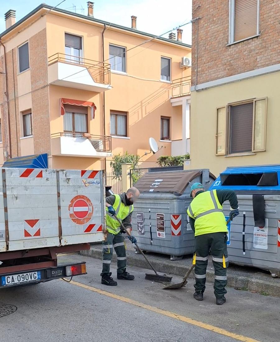 Ferrara, Si Puliscono I Cassonetti Dei Rifiuti Con Hera La Nuova Ferrara